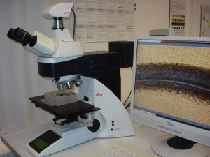 Das Materialmikroskop LEICA DM4000 M mit dem übertragenem Bild auf einem Bildschirm.