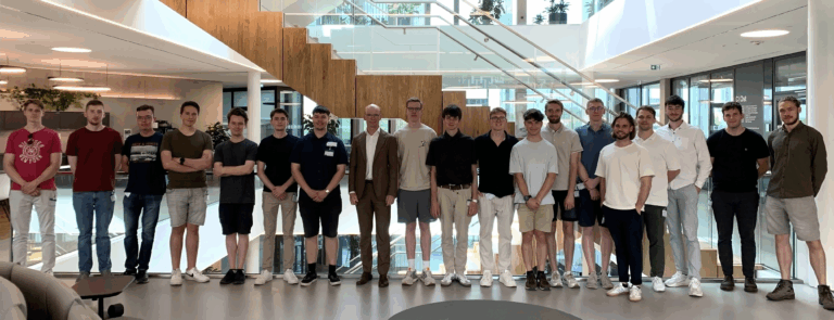 Studierende des KTmfk auf einer Exkursion zu Schaeffler in Herzogenaurach
